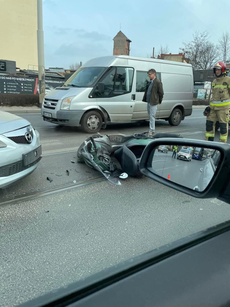 Wypadek skutera i auta na Krakowskiej. Korki w centrum!