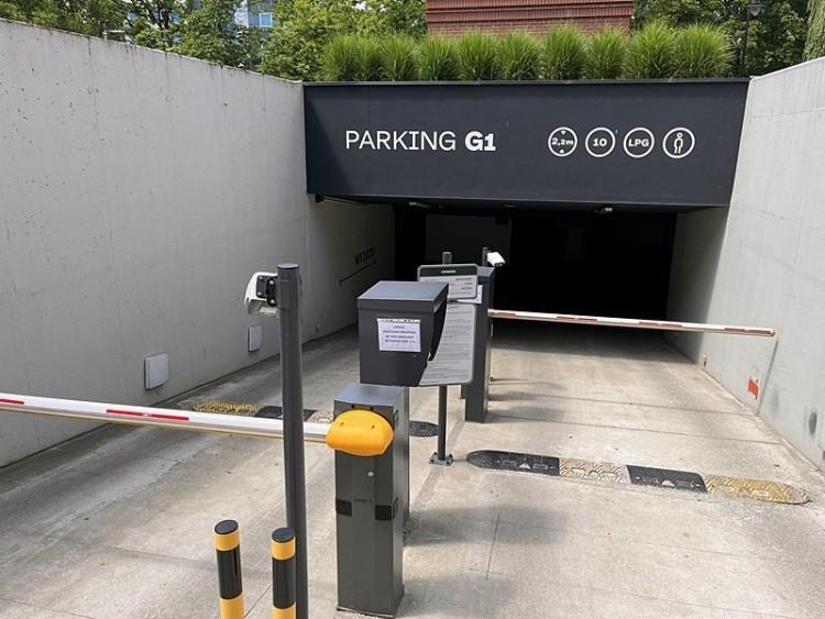 Wrocław: Parking pułapka w centrum. Można zniszczyć auto