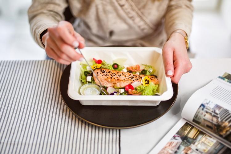 Pięć smacznych dań codziennie na dowóz w Twoim domu. Tak działa catering dietetyczny