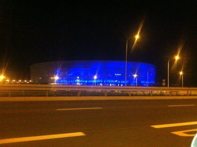 Chiński lampion wreszcie zaczął świecić. Na stadionie będą trwały jeszcze próby