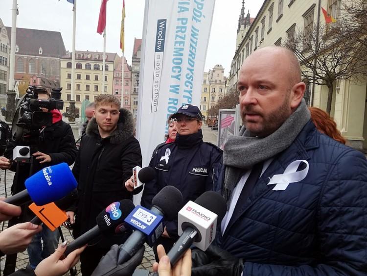 Na wrocławskim ratuszu zawisła gigantyczna wstążka. Co oznacza?