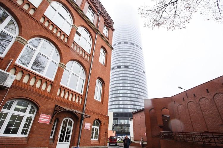Miasto chce uregulować parkowanie przy pl. Hirszfelda i Sky Tower. Jest przetarg