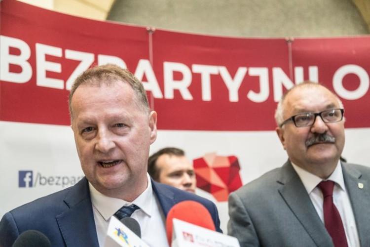 Bezpartyjni zdradzają kulisy rozmów z Dutkiewiczem i zapowiadają, że „upokorzą przeciwników”