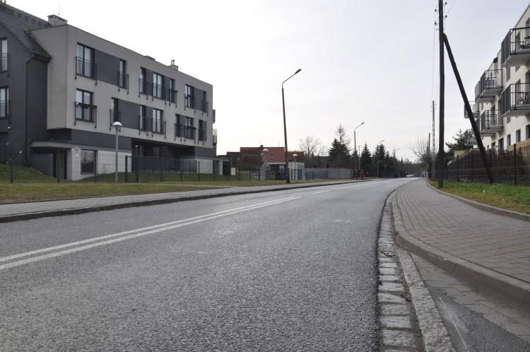 Złotnicka już przejezdna. Miasto zastąpiło kostkę asfaltem na 242 metrach ulicy [ZDJĘCIA]