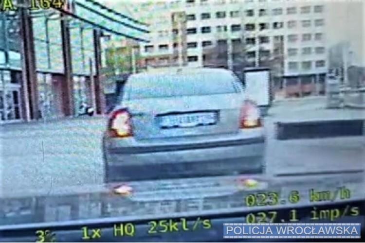 Pijany kierowca na chodniku przed Pasażem Grunwaldzkim [WIDEO]