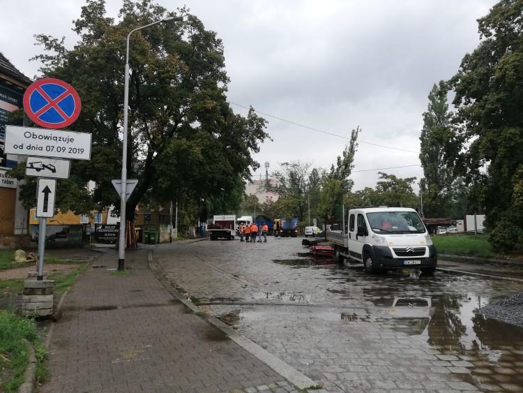 Ruszyła budowa tramwaju na Nowy Dwór. Zamknięta ulica [ZDJĘCIA]