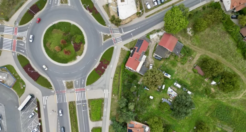 Develia odda miastu kawałek gruntu pod budowę tramwaju. Wyremontuje też drogę 