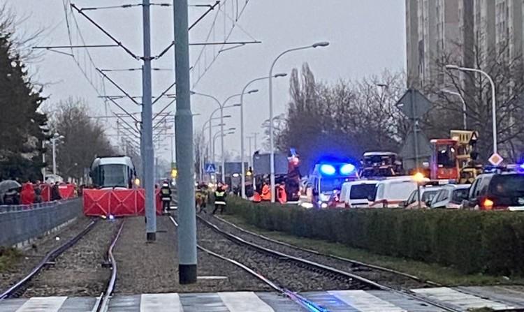 Tragedia na Świeradowskiej. Rowerzysta wjechał pod tramwaj