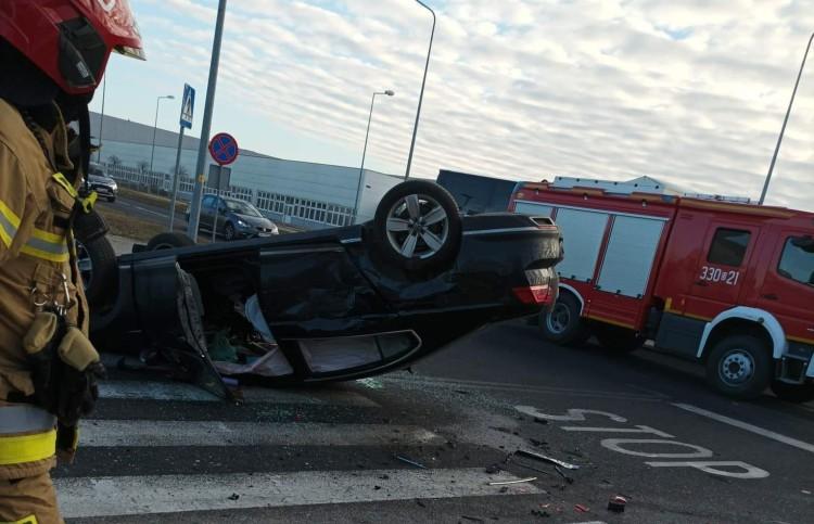 Wypadek koło LG. Auto na dachu. Koreańczyk przegapił znak 