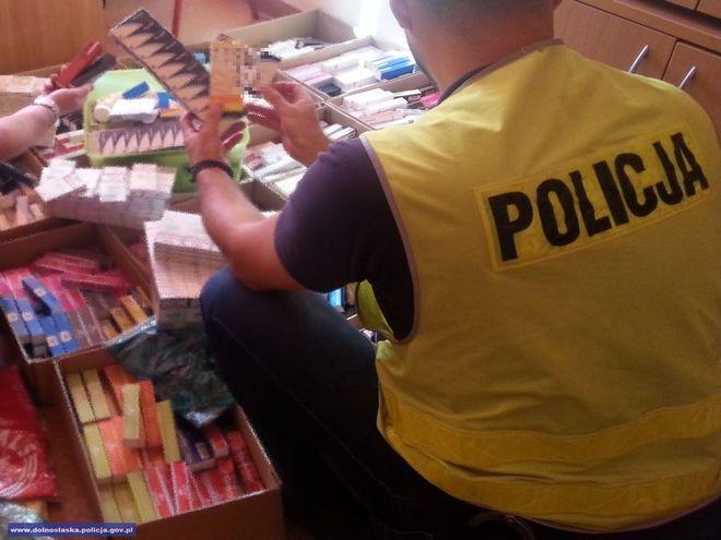 Policja i celnicy zarekwirowali 1800 perfum, odzież, papierosy oraz leki o wartości 300 tysięcy złotych