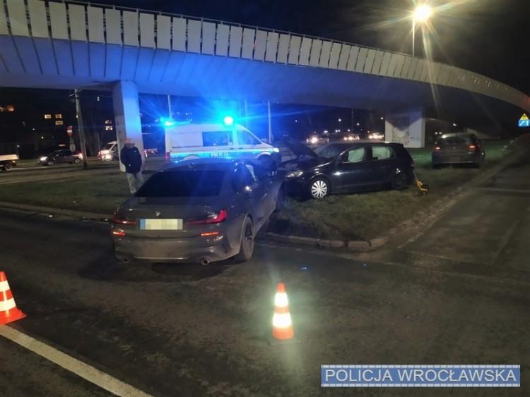 Wrocław: Zderzenie dwóch aut na placu Społecznym. Dwie osoby ranne
