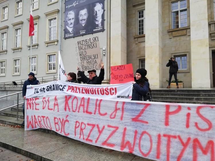 Protest przed pierwszą sesją nowego Sejmiku Wojewódzkiego [ZDJĘCIA, WIDEO]