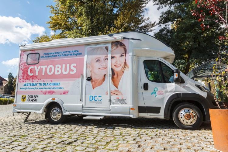 Cytobus stanął przed wejściem do ZOO Wrocław. Można się zbadać za darmo