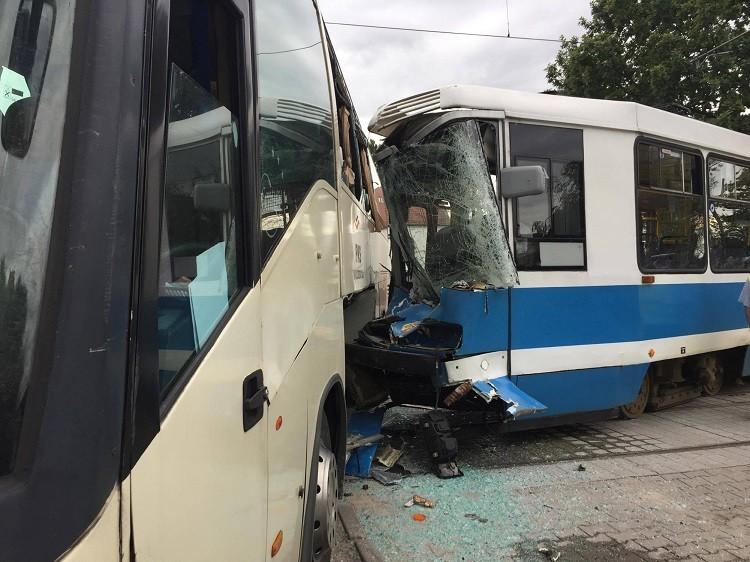 Tramwaj zderzył się z autokarem na Kwidzyńskiej. Ranny motorniczy [ZDJĘCIA]