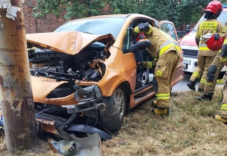 Wrocław: Wypadek na ulicy Reymonta. Kobiecie pomogli ratownicy wodni
