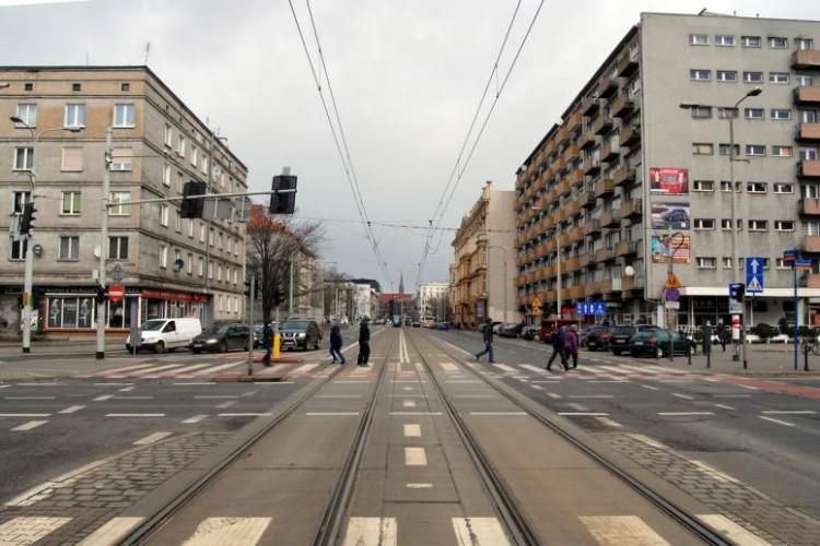 Autobus zepsuł się na torowisku. Jedną z głównych ulic Wrocławia nie jeżdżą tramwaje