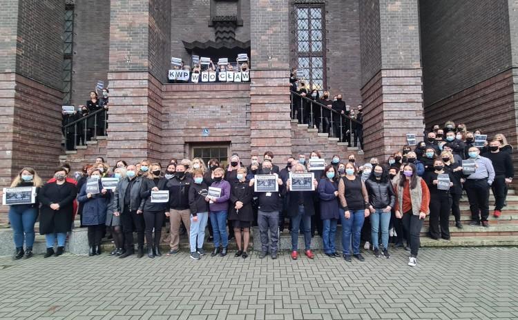 Cichy protest pracowników cywilnych policji. 
