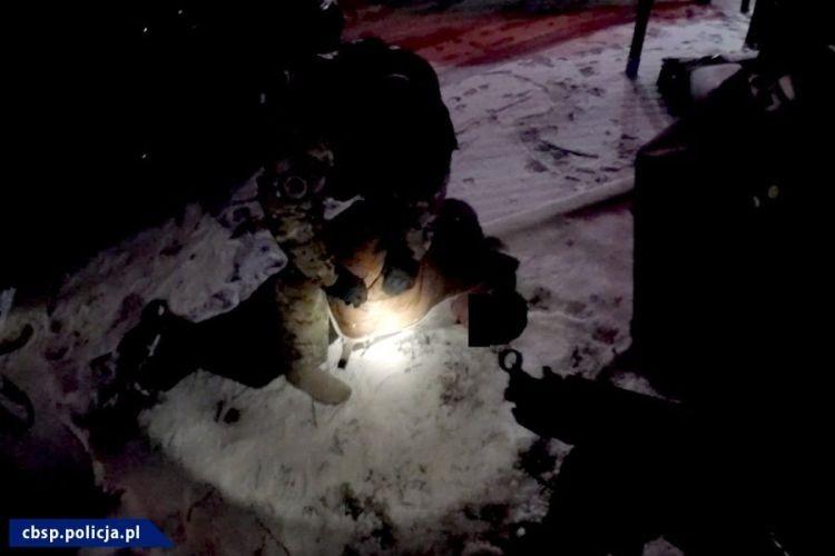 Handel ludźmi, zmuszanie do prostytucji, broń. Dolnośląscy policjanci zlikwidowali agencję [ZDJĘCIA, WIDEO]