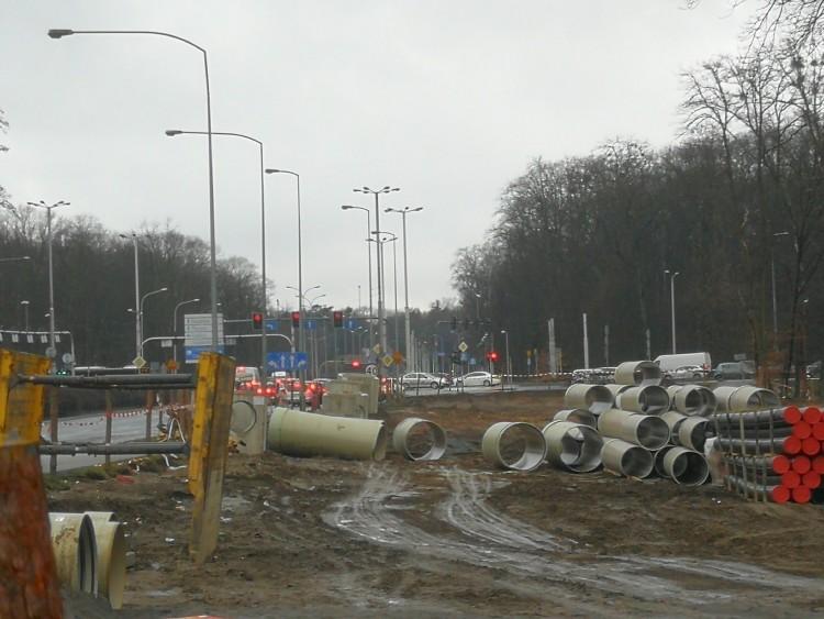 Utrudnienia na zachodzie miasta. Zwężona ulica, przeniesione przystanki i korki [ZDJĘCIA]