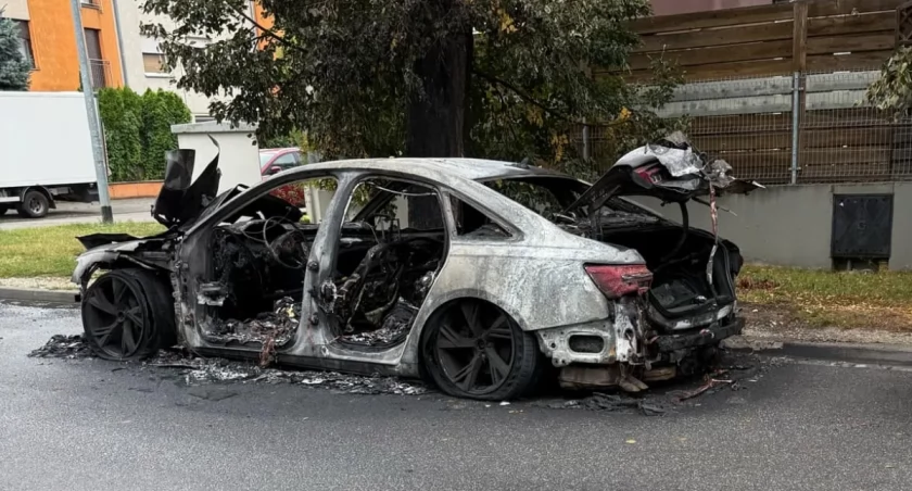 Wrocław: Pożar auta przy Kunickiego. Auto spłonęło doszczętnie 