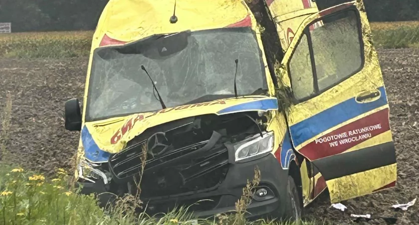 Wypadek karetki pogotowia. Dwaj ratownicy są ranni
