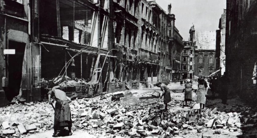 Wrocław w ruinie. Tak wyglądał Rynek i okolice 80 lat temu