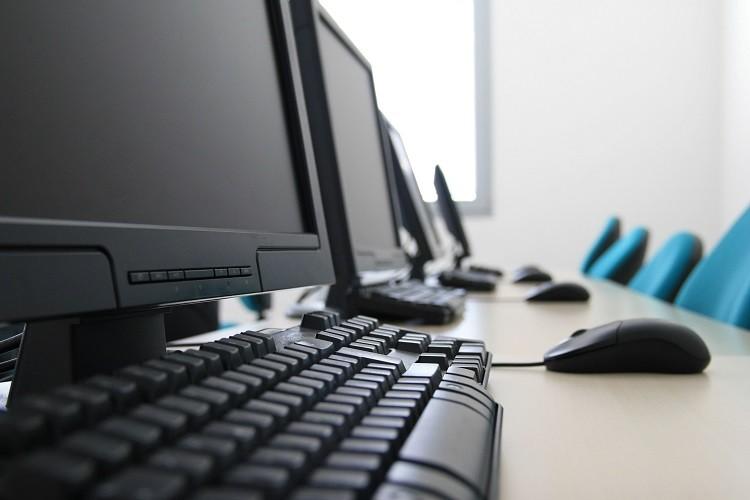 Na portalu randkowym podawał się za kobietę. Później napadał