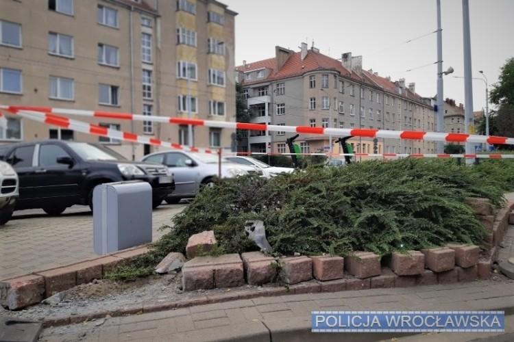60-latka w Subaru staranowała klomb na Nowowiejskiej