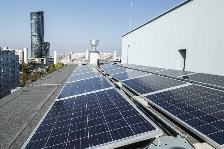 Elektrownia słoneczna na 35 wrocławskich blokach działa już od roku. Czy przyniosła korzyści?