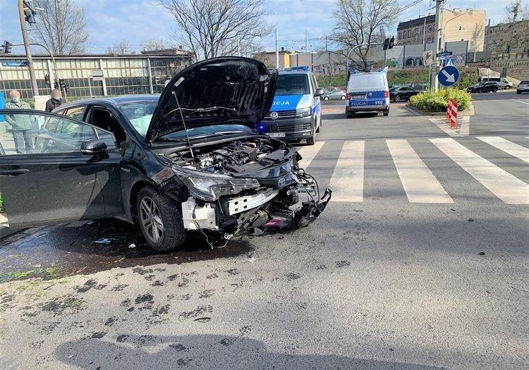 Pościg ulicami miasta za pijanym kierowcą. Policyjny radiowóz uszkodzony [ZDJĘCIA]