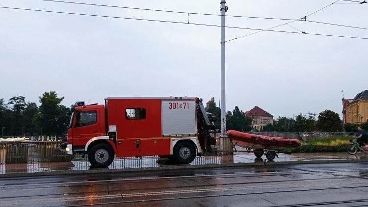 Mężczyzna chciał skoczyć z mostu Trzebnickiego do Odry. Akcja służb