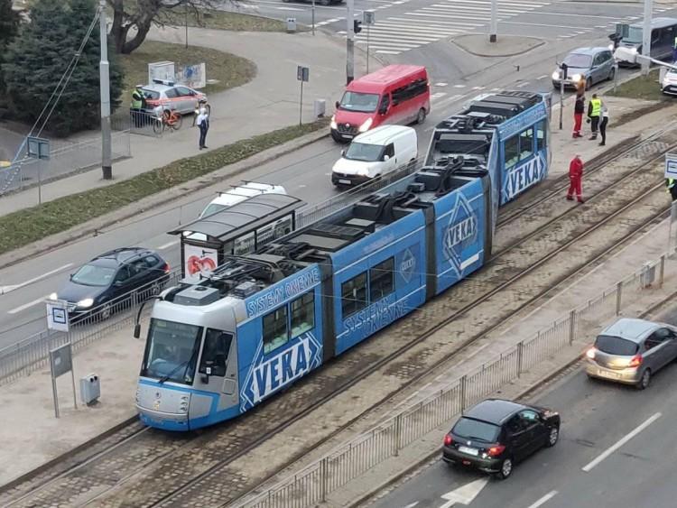 Tramwajowy drift w centrum. Po wykolejeniu tramwaj wjechał w przystanek [ZDJĘCIA]
