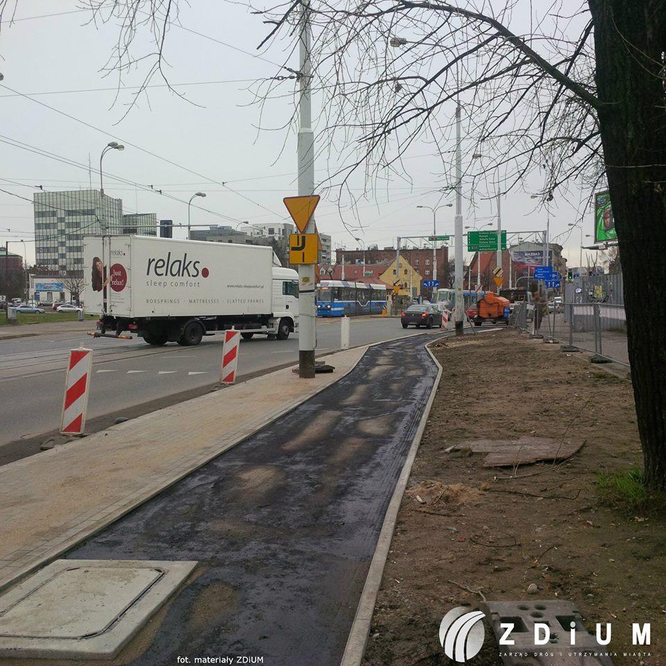 Trwa budowa drogi rowerowej na Traugutta. Położyli już pierwszą warstwę nawierzchni [FOTO]