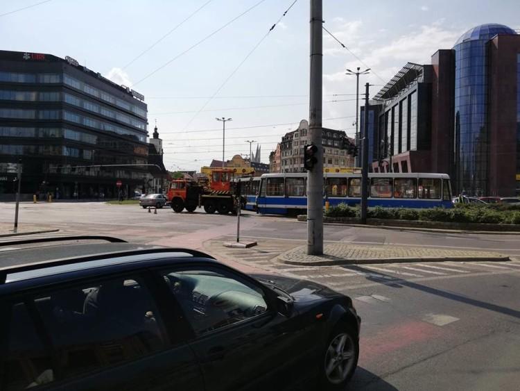 Wykolejenie tramwaju w centrum. Mnóstwo objazdów i chaos komunikacyjny [ZDJĘCIA]