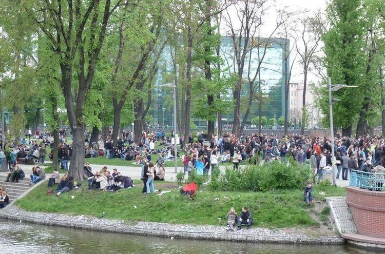 Brazyliska fiesta, opowieści podróżników i męski róż. Przegląd czwartkowych wydarzeń