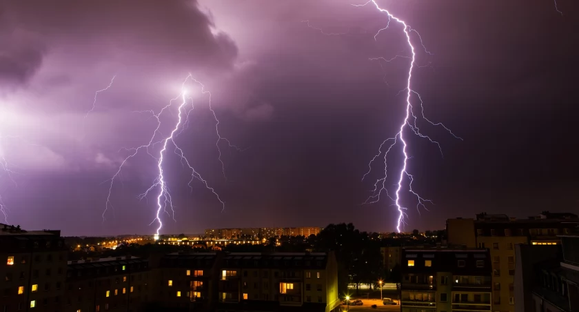 Groźne burze nadciągają do Wrocławia. Jest alert RCB, a IMGW ogłasza pomarańczowy alarm