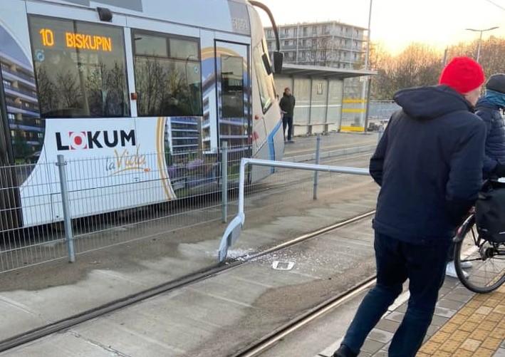 Wypadek we Wrocławiu: BMW wpadło na przystanek tramwajowy
