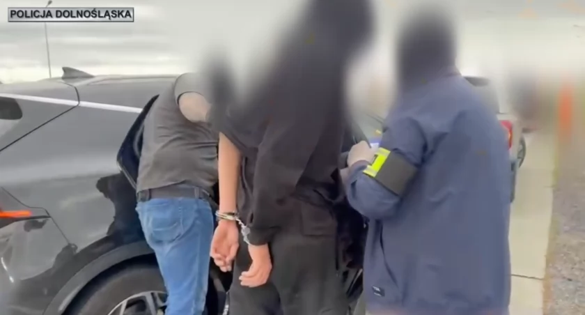 Mołdawianie przewozili nielegalnych imigrantów z Afryki. Akcja policji na autostradzie A4  