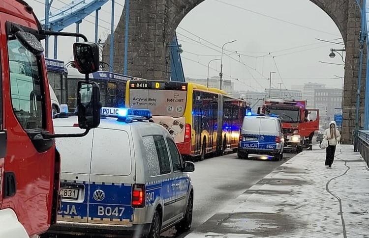 Nastolatek chciał skoczyć z mostu Grunwaldzkiego. Policjant zareagował w ostatniej chwili