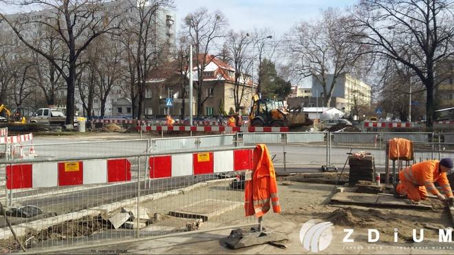 Budują nowe światła na Powstańców Śląskich. Będą też ułatwienia dla rowerzystów [FOTO]