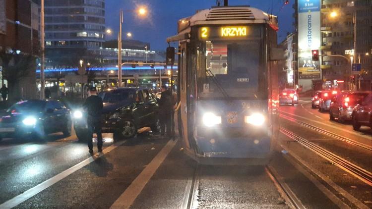 Chciała zawrócić, wjechała w tramwaj