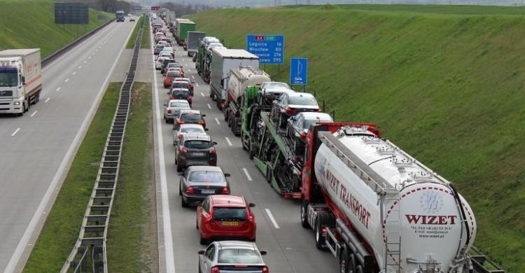 Przedświąteczne korki na A4. Kierowcy stoją aż w trzech miejscach