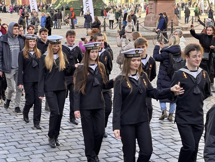 Polonez dla Fredry 2024 - maturzyści zatańczyli na wrocławskim Rynku [ZDJĘCIA]