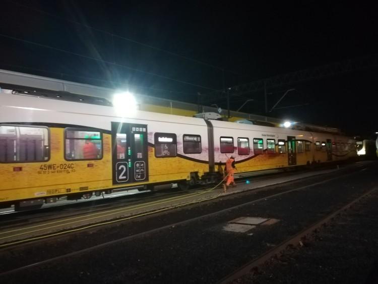 Pomalował pociąg pędzący 130 km/h. Jest nagroda za pomoc w schwytaniu wandala [WIDEO, ZDJĘCIA]