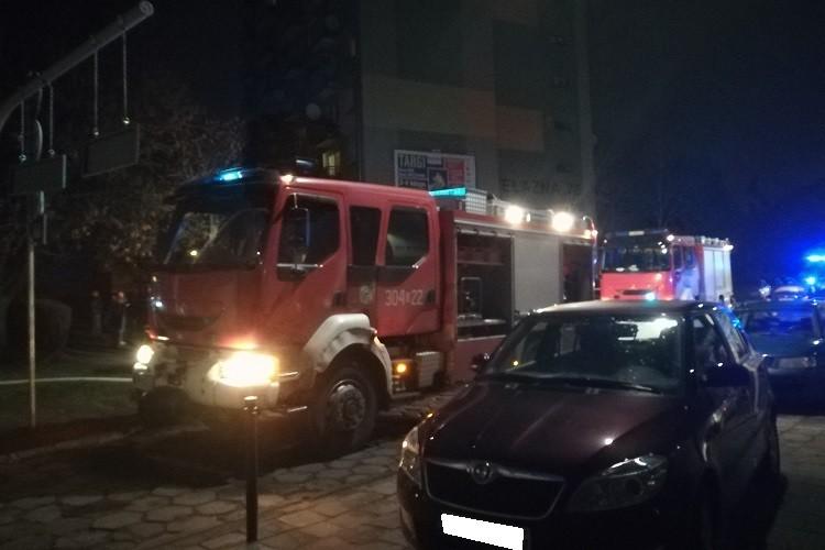 Nocny pożar w bloku przy Oporowskiej. Ewakuacja mieszkańców