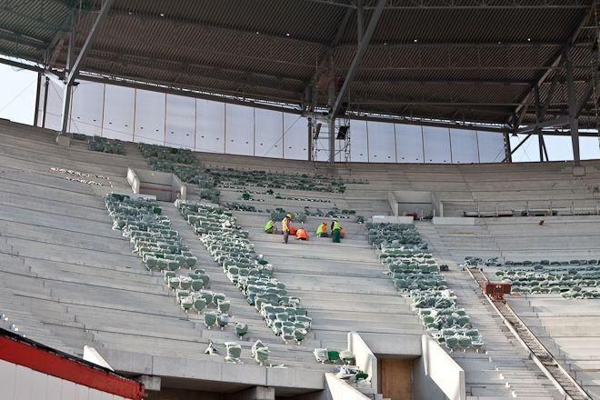 Na budowie stadionu zamontowane już krzesełka trafiły do kosza. Pojawią się nowe