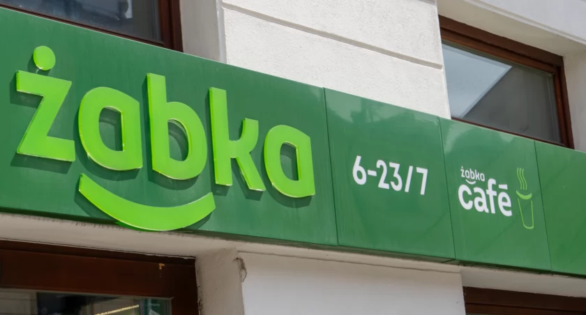 Wrocław: Niebywały fart. Na chwilę wszedł do Żabki. Na jego koncie pojawiło się ponad 300 tys. zł