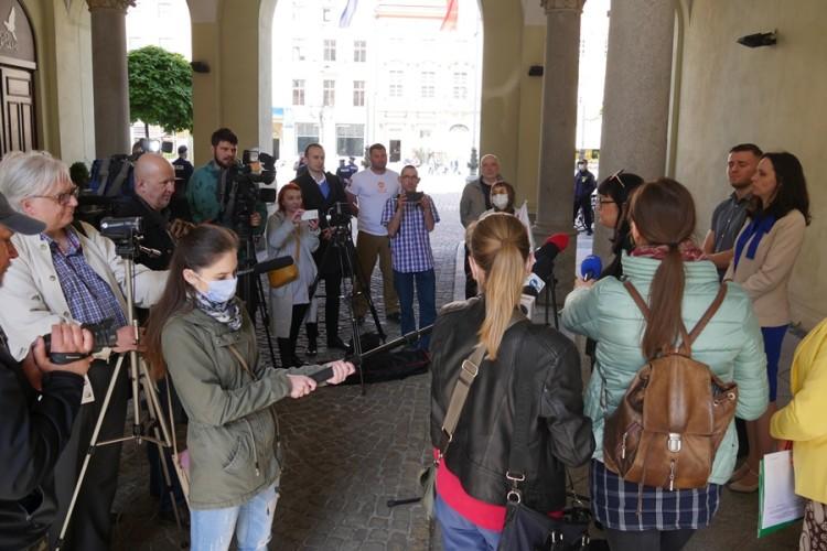 Protest przeciwko nagrodzie dla Strajku Kobiet. Do Wrocławia przyjechał prezes Marszu Niepodległości [ZDJĘCIA]