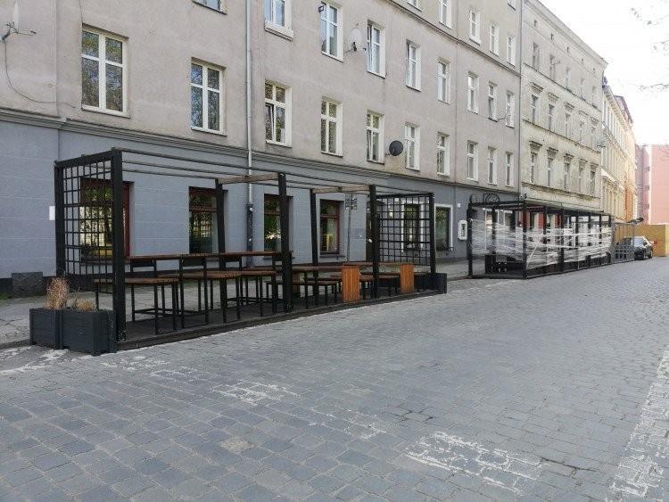 Wrocław: Agresywny mężczyzna atakował ludzi w ogródkach piwnych. Wrzeszczał i zrzucał obiady na chodnik