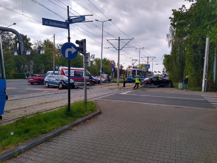 Dwa auta po kolizji blokowały torowisko. Obaj kierowcy twierdzą, że mieli zielone światło